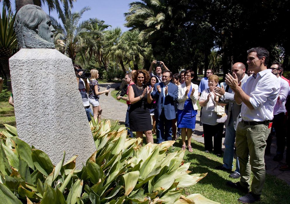 Foto: Ofrenda floral de Pedro Sánchez esta semana en el monumento a Pablo Iglesias de Málaga. (EFE)