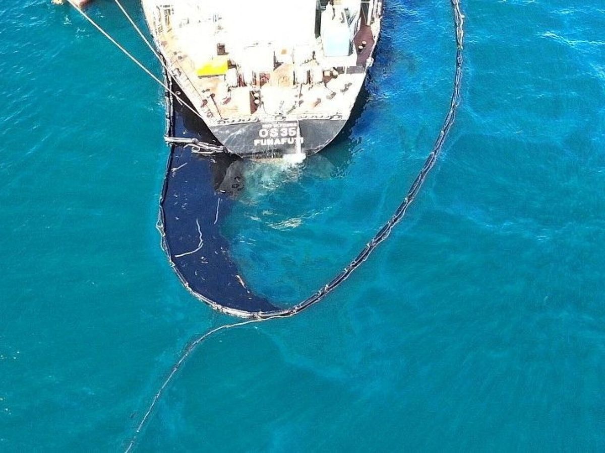 Foto: Restos de petróleo del OS35. (Reuters/Gobierno de Gibraltar)