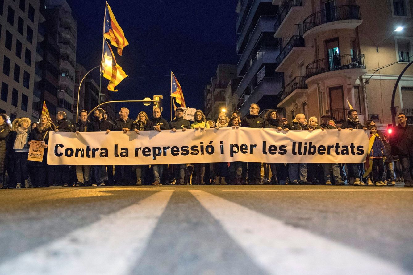 Manifestantes en las calles de Lleida en el marco de las protestas con motivo de la huelga general convocada en noviembre en Cataluña. (EFE)