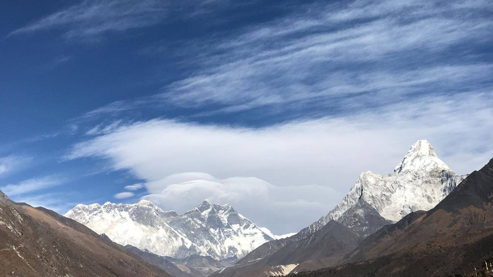 Foto: El valle del Khumbu, con los 'ochomiles' Everest y Lotse al fondo. (Foto: Víctor García)