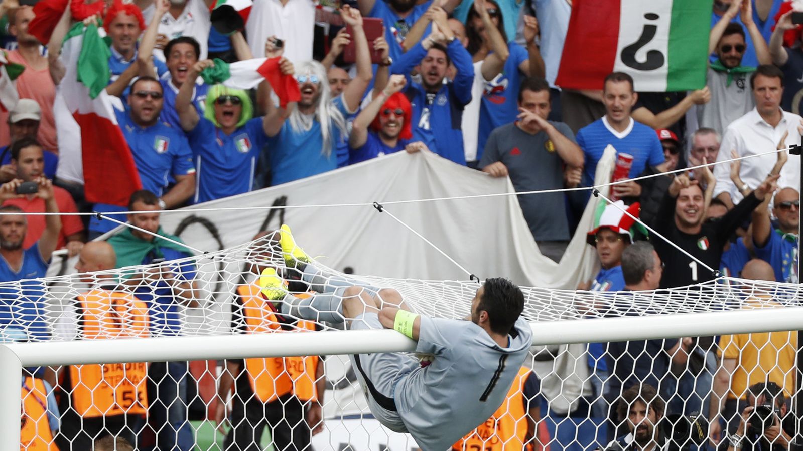 Foto: Buffon celebra subido al larguero la victoria de Italina ante Suecia. (EFE)