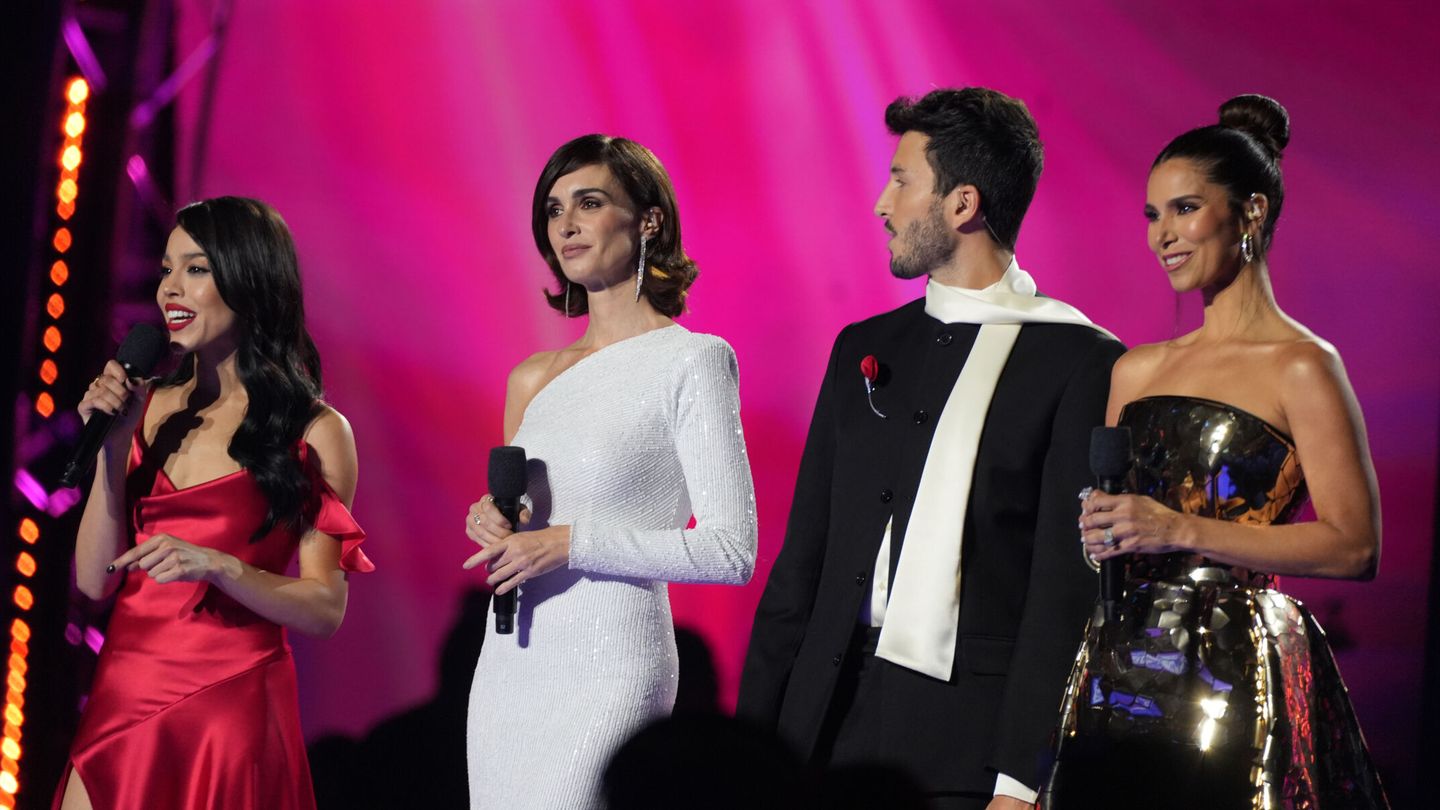 Danna Paola, Paz Vega, Sebastián Yatra y Roselyn Sánchez, como presentadores de la gala. (Europa Press)