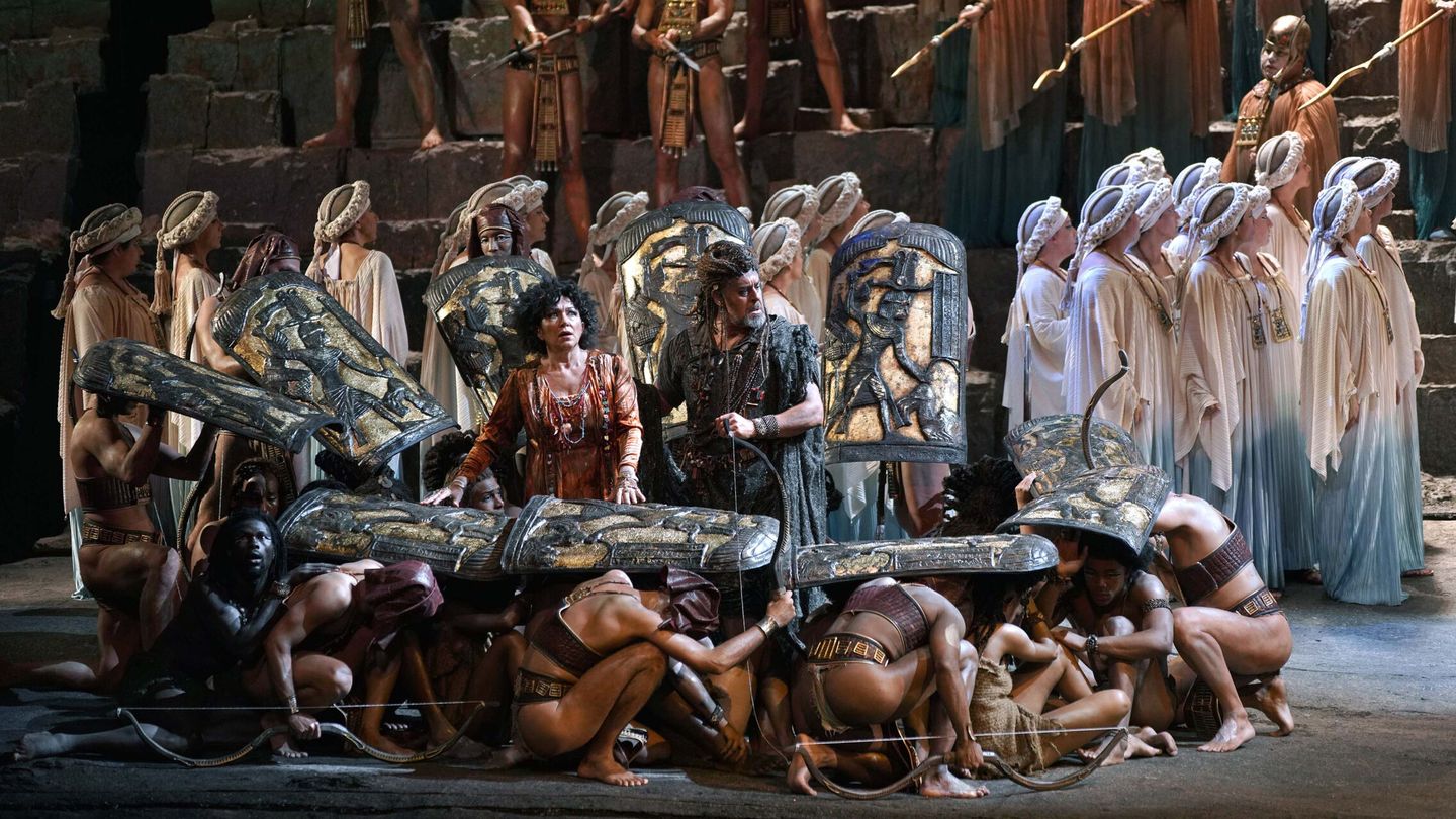 La soprano Krassimira Stoyanova (c-i), en el papel de Aida, y el bajobarítono Carlos Álvarez, como Amonasro (c-d). (EFE/Teatro Real/Javier del Real)