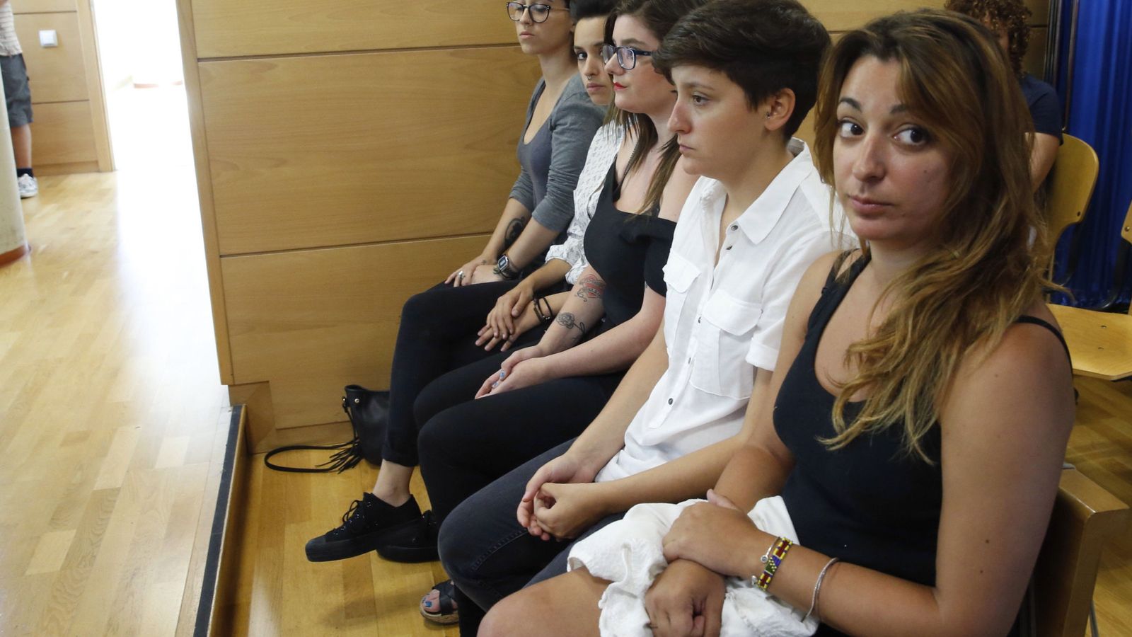 Foto: Cinco activistas de Femen, durante la vista oral, celebrada hoy en el Juzgado de lo Penal número 19 de Madrid. (EFE)