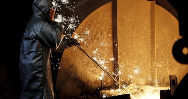 Foto: Trabajador del metal en un alto horno. (EFE)