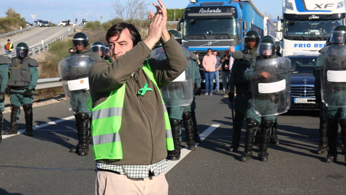 El campo da cariño a los antidisturbios: "Esto no es Cataluña. Aquí no queremos palos"