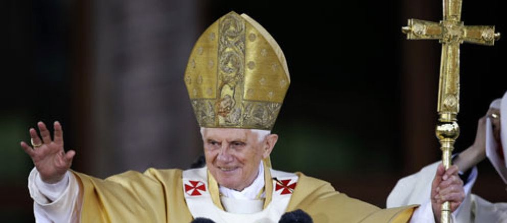 Foto: El Papa dice adiós y promete rezar para que España viva como una sola familia