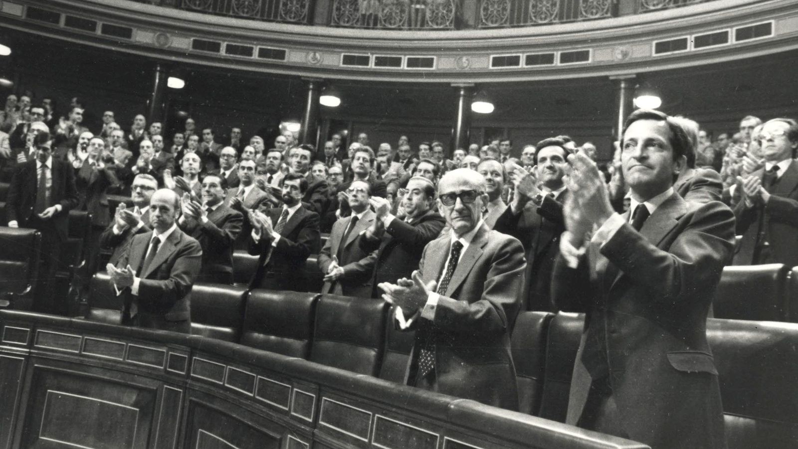 Foto: El Congreso de los Diputados aprueba la Constitución Española, en octubre de 1978. (Efe)