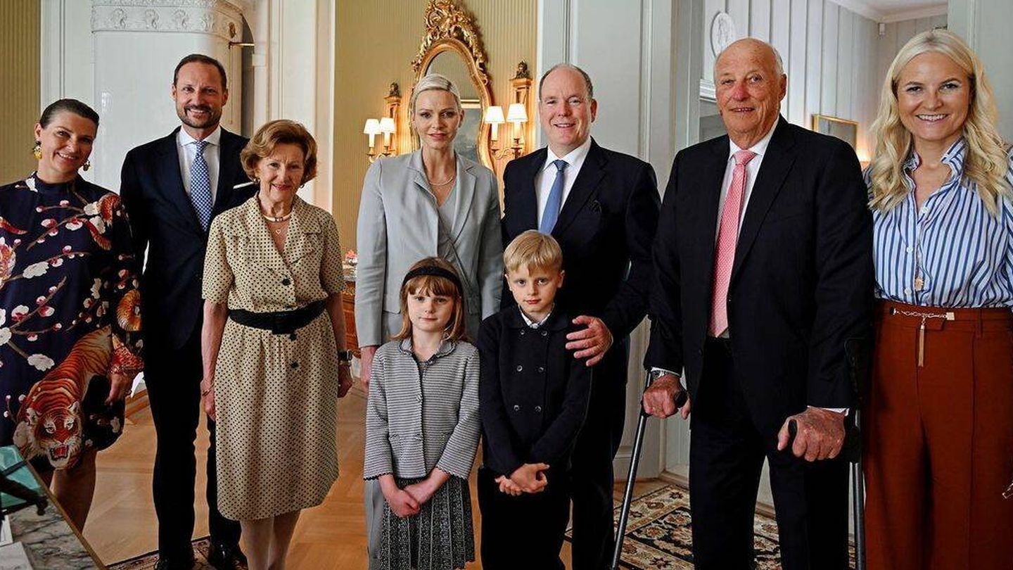 Charlène y Alberto de Mónaco con sus hijos junto a la familia real noruega. (Casa Real/Palacio de Mónaco)