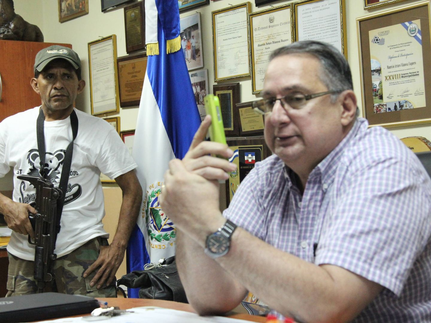 Mauricio Vilanova y su escolta en El Salvador. (J.B.)