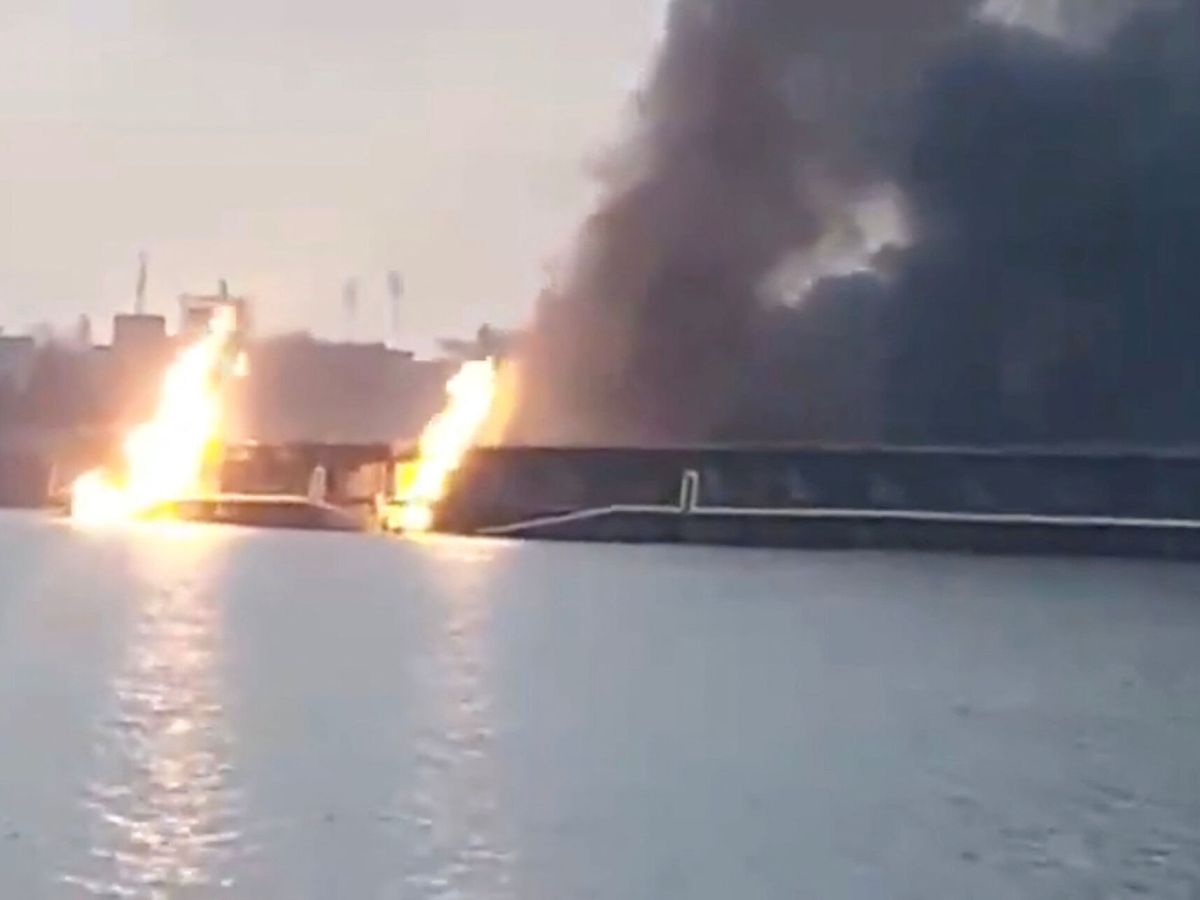 Foto: La principal presa ucraniana sobre el Dniéper, en llamas tras un ataque con misiles balísticos rusos. (Reuters)