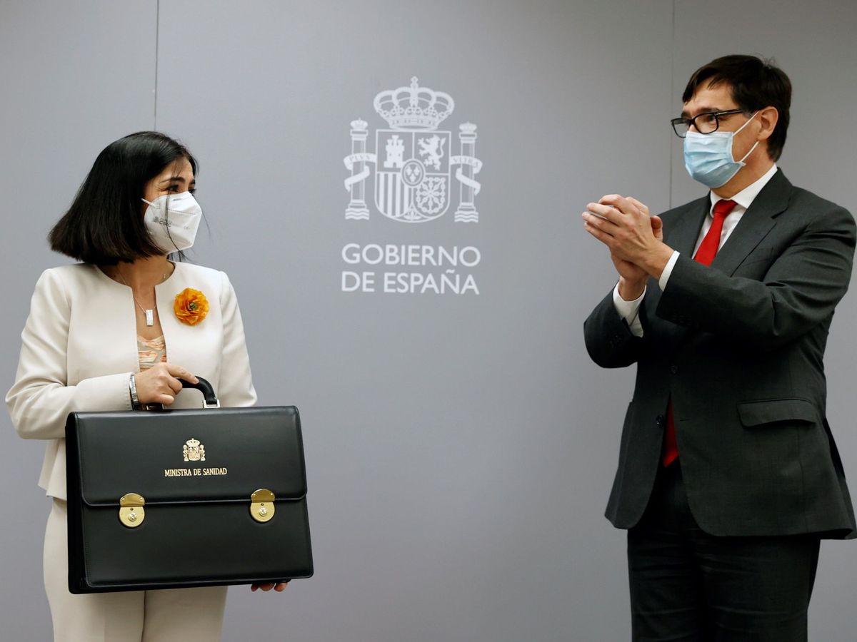 Foto: La nueva ministra de Sanidad, Carolina Darias, recibe la cartera de manos Salvador Illa. (EFE)