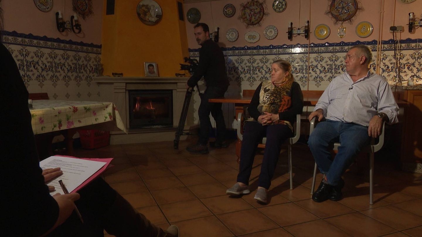 Los padres de Roberto Larralde siendo entrevistados para 'Equipo de investigación'. (Atresmedia)