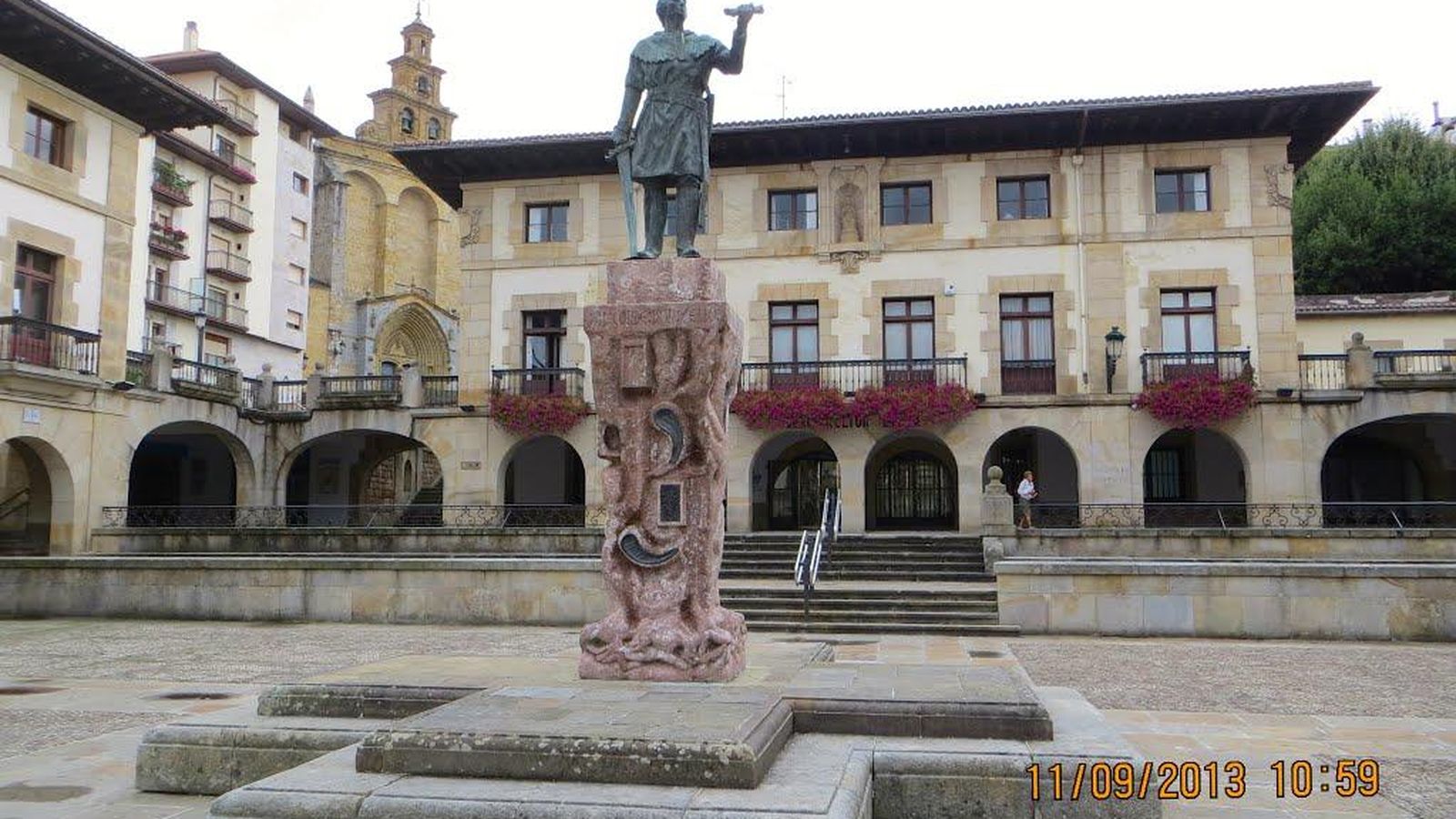 Foto: Estatua de Don Tello en la plaza de los fueros de Guernica.