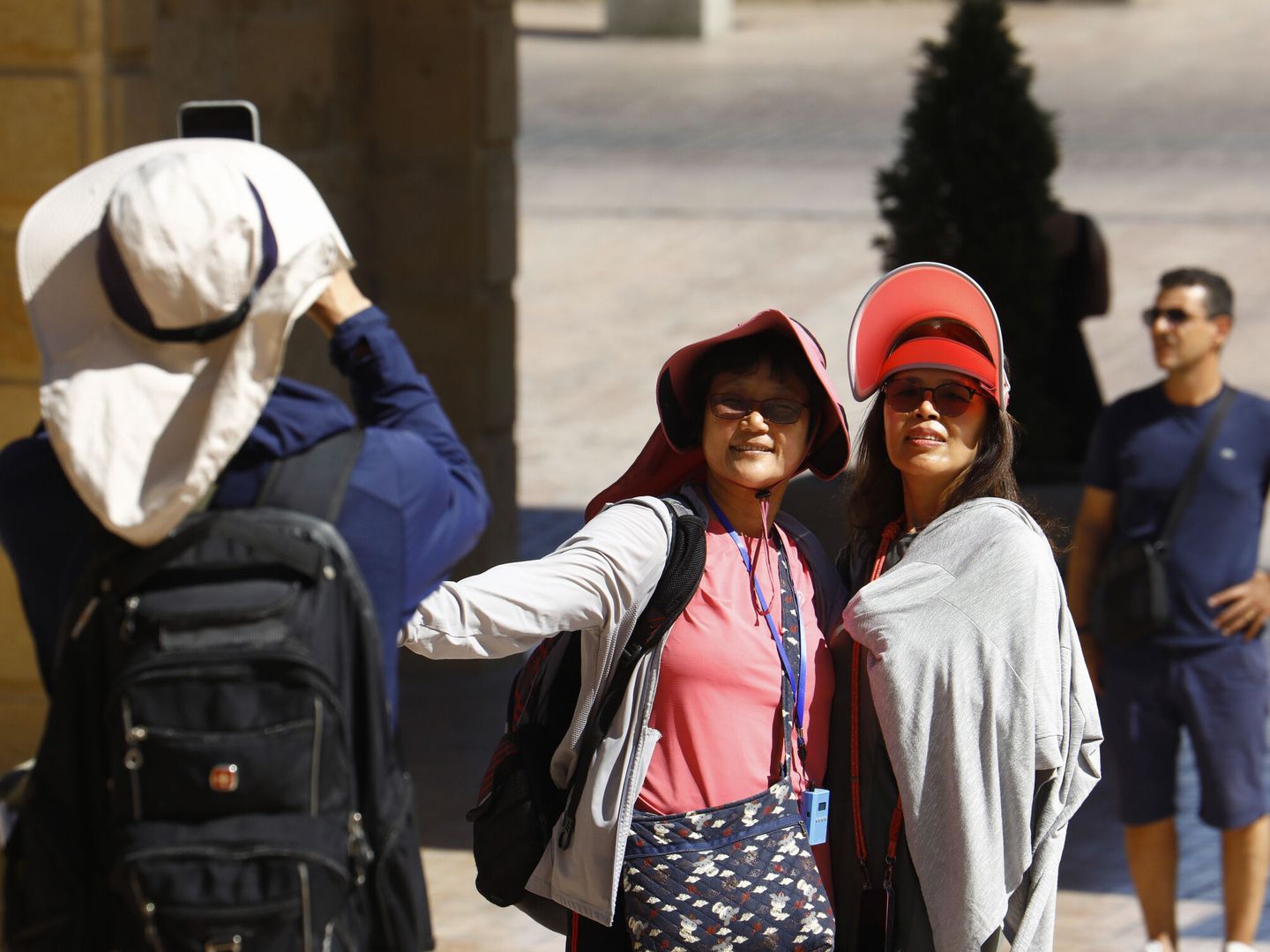 Unas turistas protegidas contra las altas temperaturas se fotografían en Córdoba. (EFE/Salas)