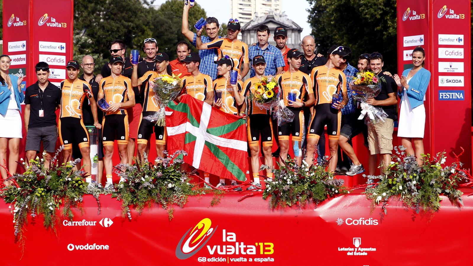 Foto: El equipo vasco, Euskaltel,recibiendo el premio como el mejor equipo de la Vuelta Ciclista a España en 2013. (EFE)