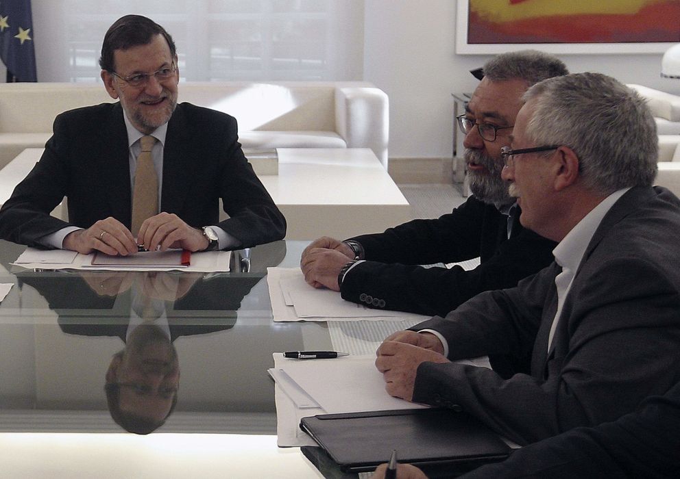 Foto: El presidente del Gobierno, Mariano Rajoy (i), conversa con los secretarios generales de UGT y CCOO, Cándido Méndez (2d) e Ignacio Fernández Toxo. (EFE)
