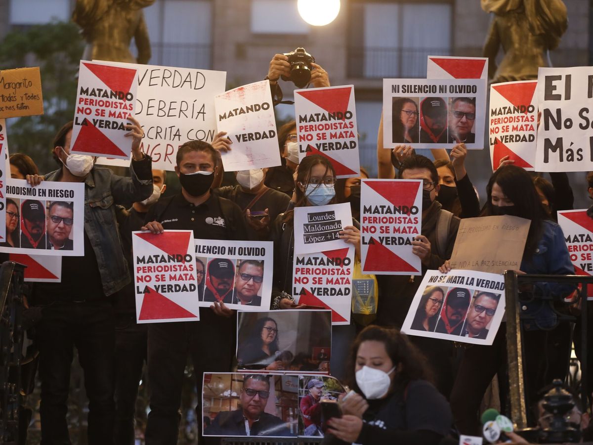 Foto: Periodistas de diferentes medios de comunicación protestan por los asesinatos de colegas en México. (EFE/Francisco Guasco)