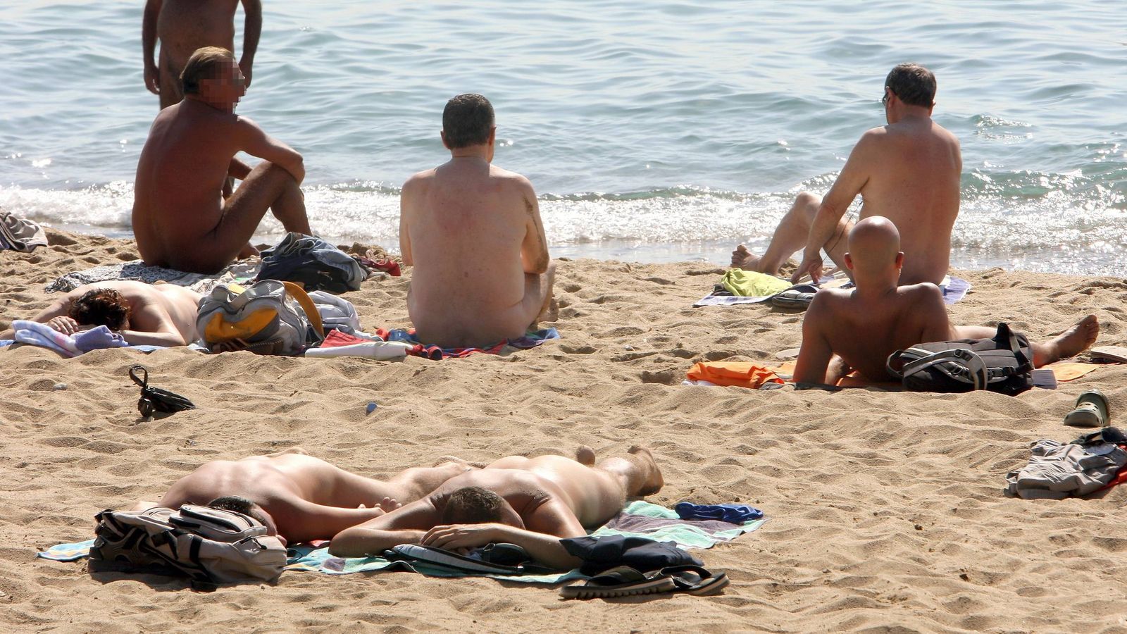 Foto: Varias personas practican el nudismo en una playa de Barcelona (EFE)