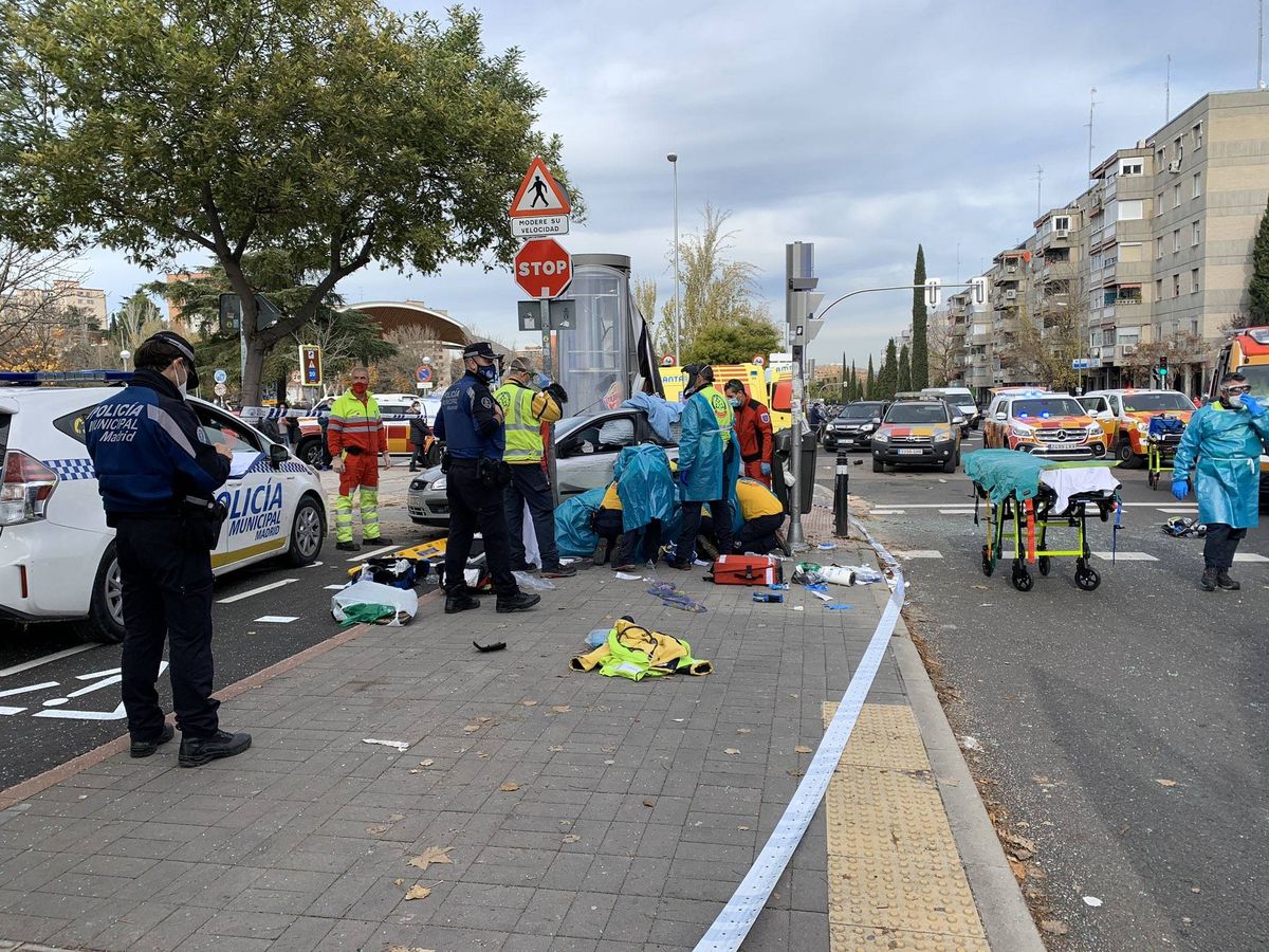 Foto: Imagen del accidente en la calle Valmojado de Aluche. Foto: Emergencias Madrid