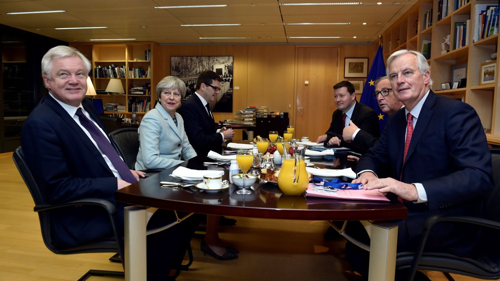 Foto: Jean-Claude Juncker y Michel Barnier se reúnen con la primera ministra británica, Theresa May, y el ministro británico para la Salida de la Unión Europea, David Davis, en Bruselas. (EFE) 