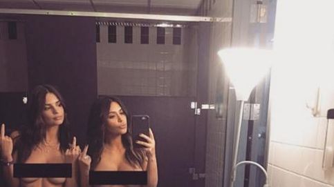 Kim Kardashian repite su polémico desnudo junto a Emily Ratajkowski