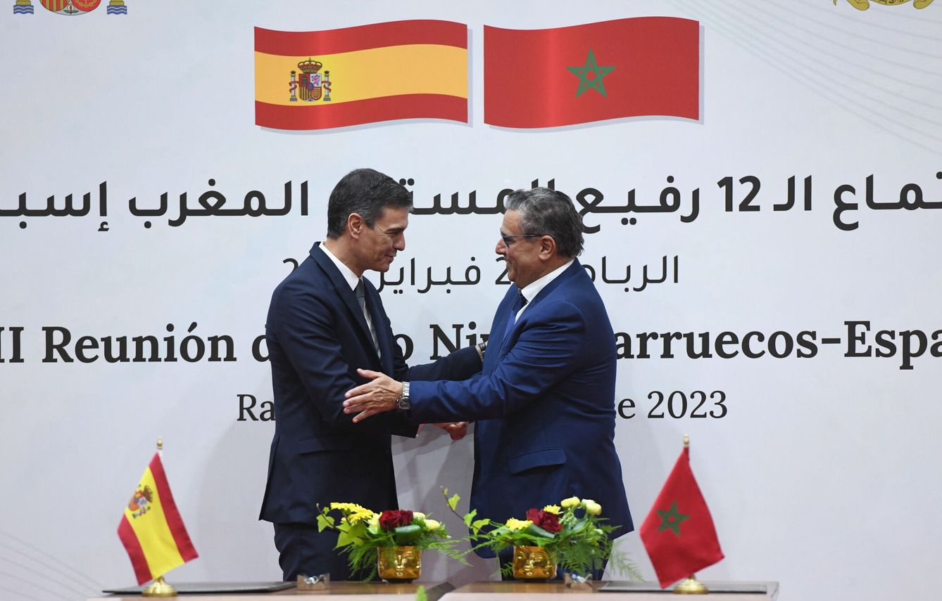 Pedro Sánchez, saludando al jefe del Gobierno del Reino de Marruecos en la reunión de alto nivel. (EFE/Jalal Morchidi)