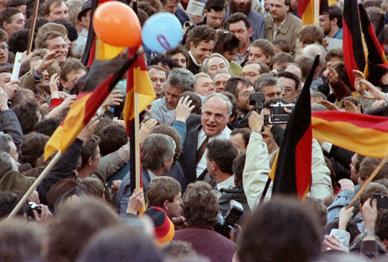 Kohl entre una multitud de simpatizantes durante un evento de campaña en Erfurt. (Reuters)