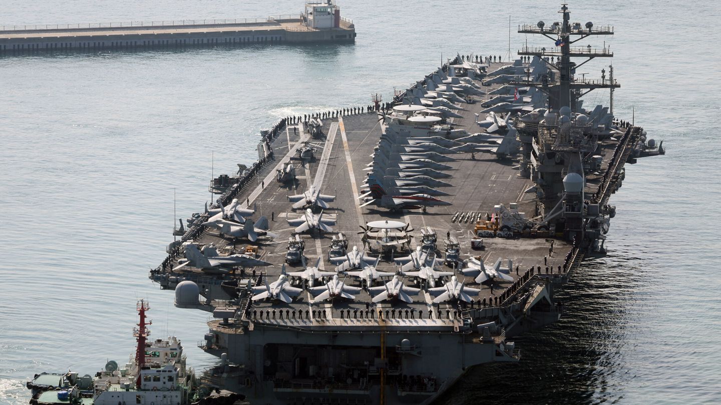 El USS Nimitz acercándose a la base de Busan, Corea del Sur, el 28 de marzo de 2023.