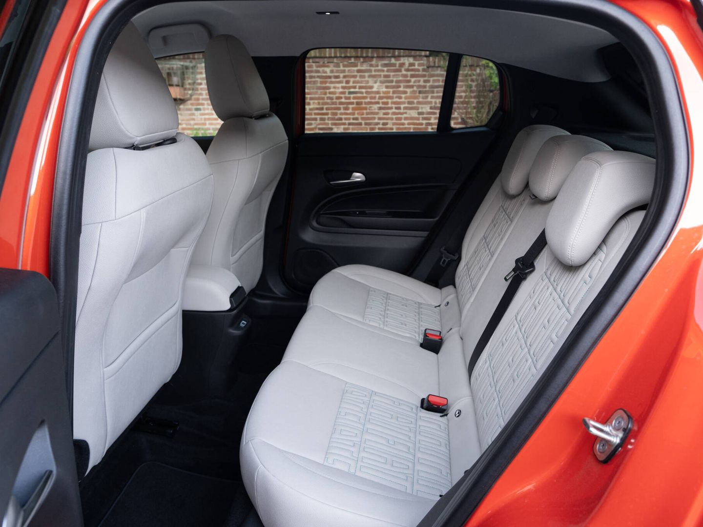 En el interior apenas habrá diferencias entre las versiones eléctrica e híbrida del Fiat 600.