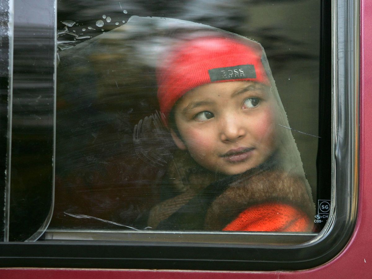 Foto: Una niña uigur mira desde un coche en 2005. (Getty Images/Guang Niu)