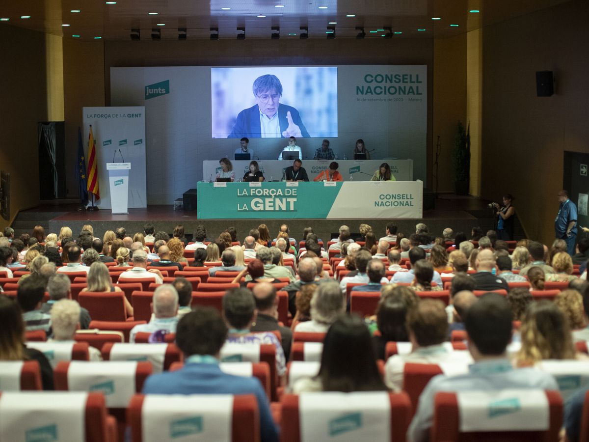 Foto: Carles Puigdemont interviene por videoconferencia en el consejo nacional de JXCAT que celebra el partido en Mataró el pasado sábado. (EFE/Marta Pérez)