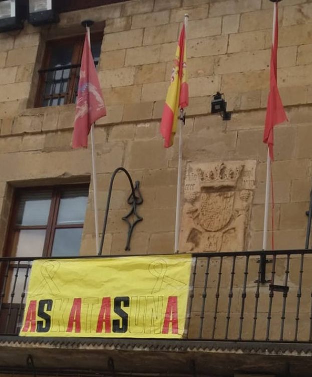 Foto: Pancarta con dos lazos amarillos y el lema 'Libertad' en euskera colgada en el balcón principal del Ayuntamiento de Mendigorria, en Navarra. (EC)