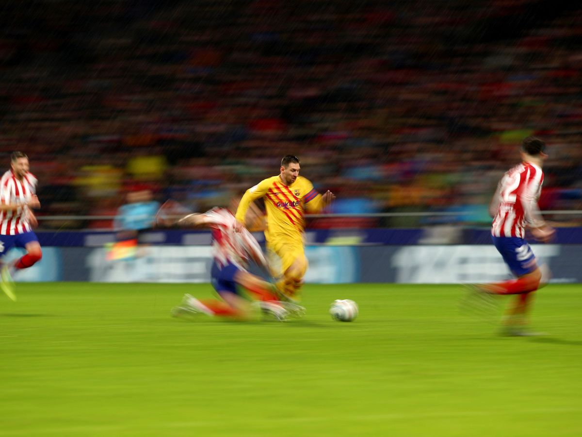 Foto: Leo Messi conduce el balón durante un partido contra el Atlético de Madrid. (EFE)