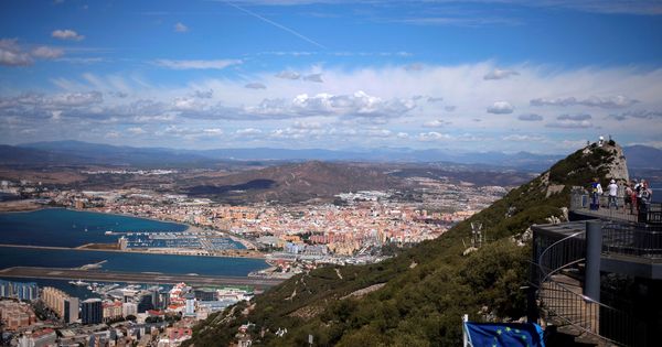 Foto: Vista general de La Línea de la Concepción y Gibraltar con turistas sobre el Peñón. (Reuters)