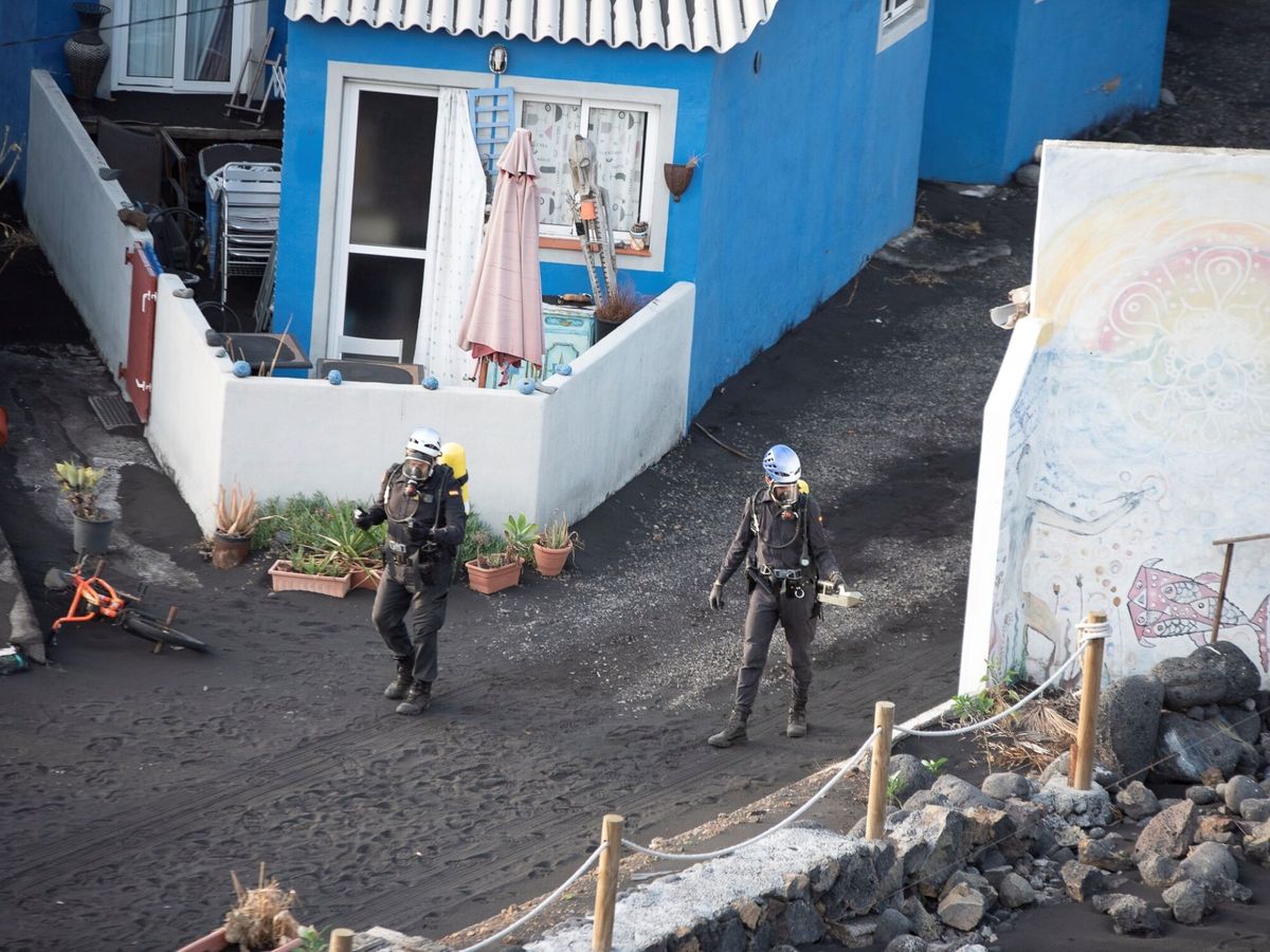 Foto: Efectivos de la Guardia Civil realizan mediciones en el barrio costero de La Bombilla. (EFE/Calero)
