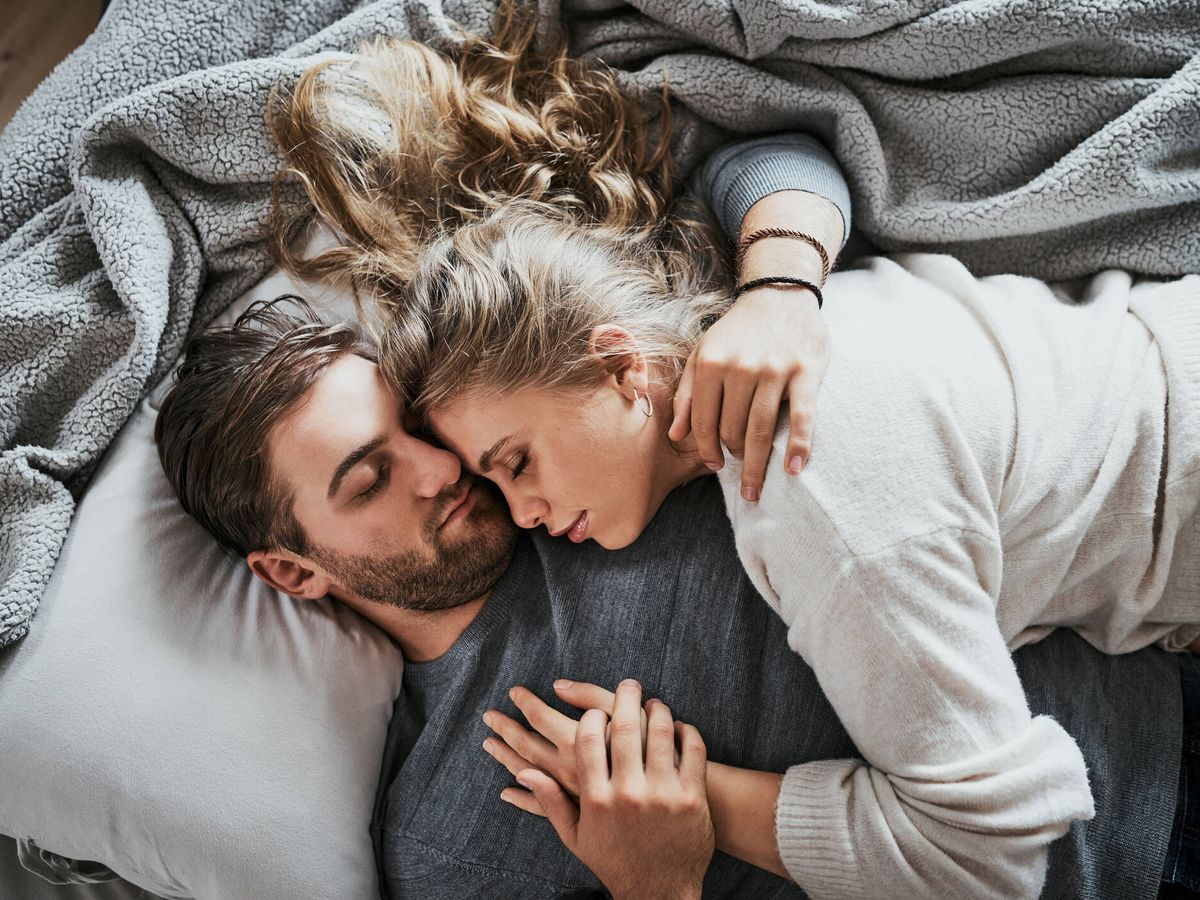 Compartir cama con tu pareja te hace dormir mejor, según un estudio