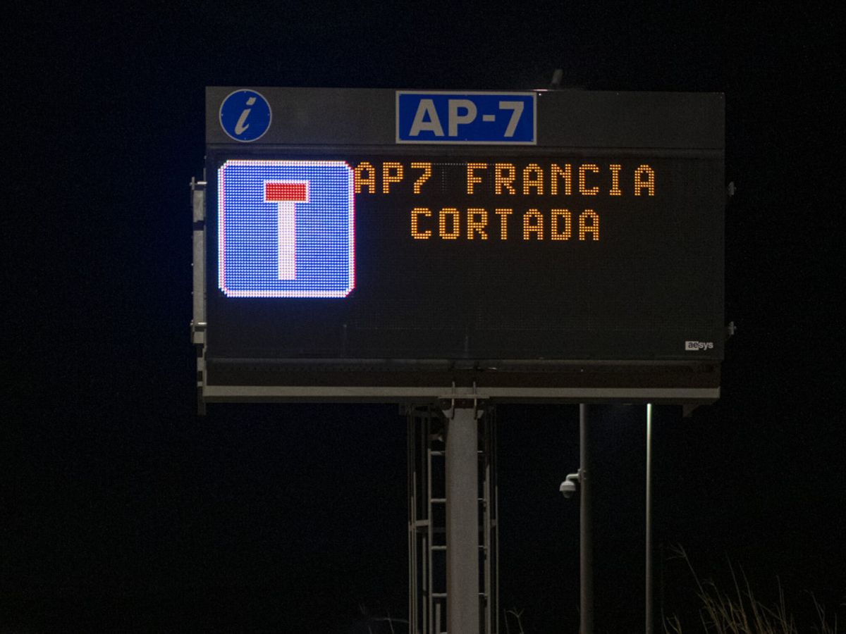 Foto: Cartel en la AP-7 a la altura de La Junquera. (Europa Press/Lorena Sopena)
