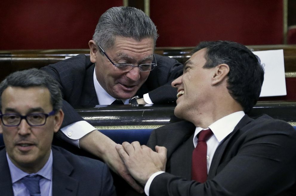 El conservador Alberto Ruiz Gallardón bromeando con el socialista Pedro Sánchez (Efe)