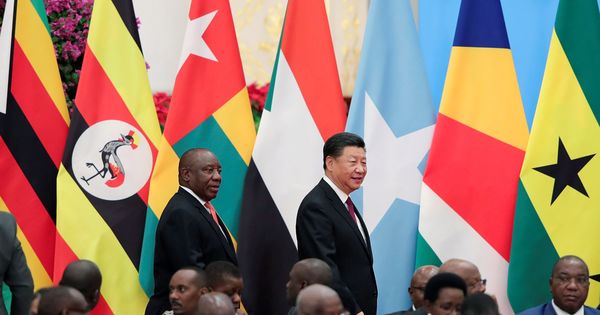 Foto: El presidente chino Xi Jinping acompaña al sudafricano Cyril Ramaphosa durante el Foro de Cooperación China-África en Pekín, el 4 de septiembre de 2018. (Reuters)