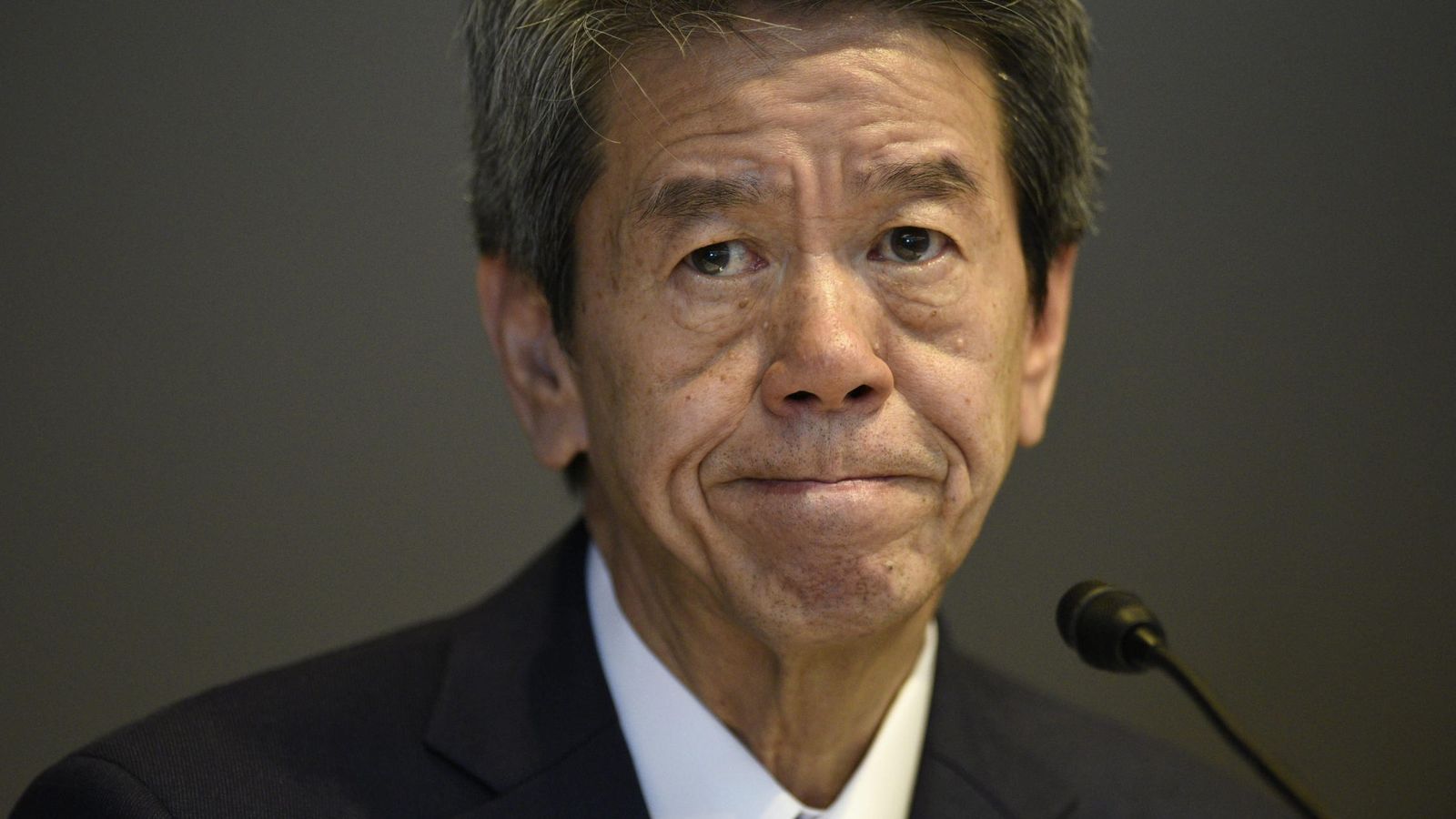 Foto: El presidente de Toshiba, Hisao Tanaka, durante la rueda de prensa celebrada en la sede de la compañía en Tokio (EFE)