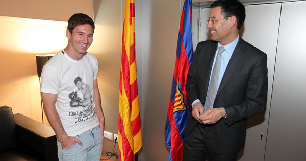 Foto: Leo Messi (i) y Josep Maria Bartomeu (d) en la firma de la renovación del delantero en 2014. (EFE)