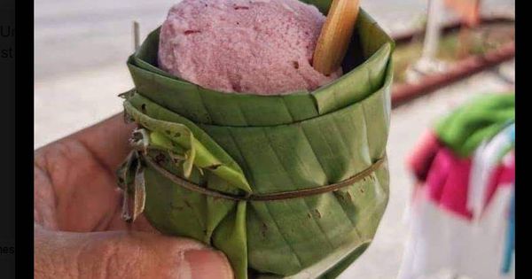 Foto: El helado, servido en una hoja de plátano y con una cuchara de bambú (Foto: Facebook)