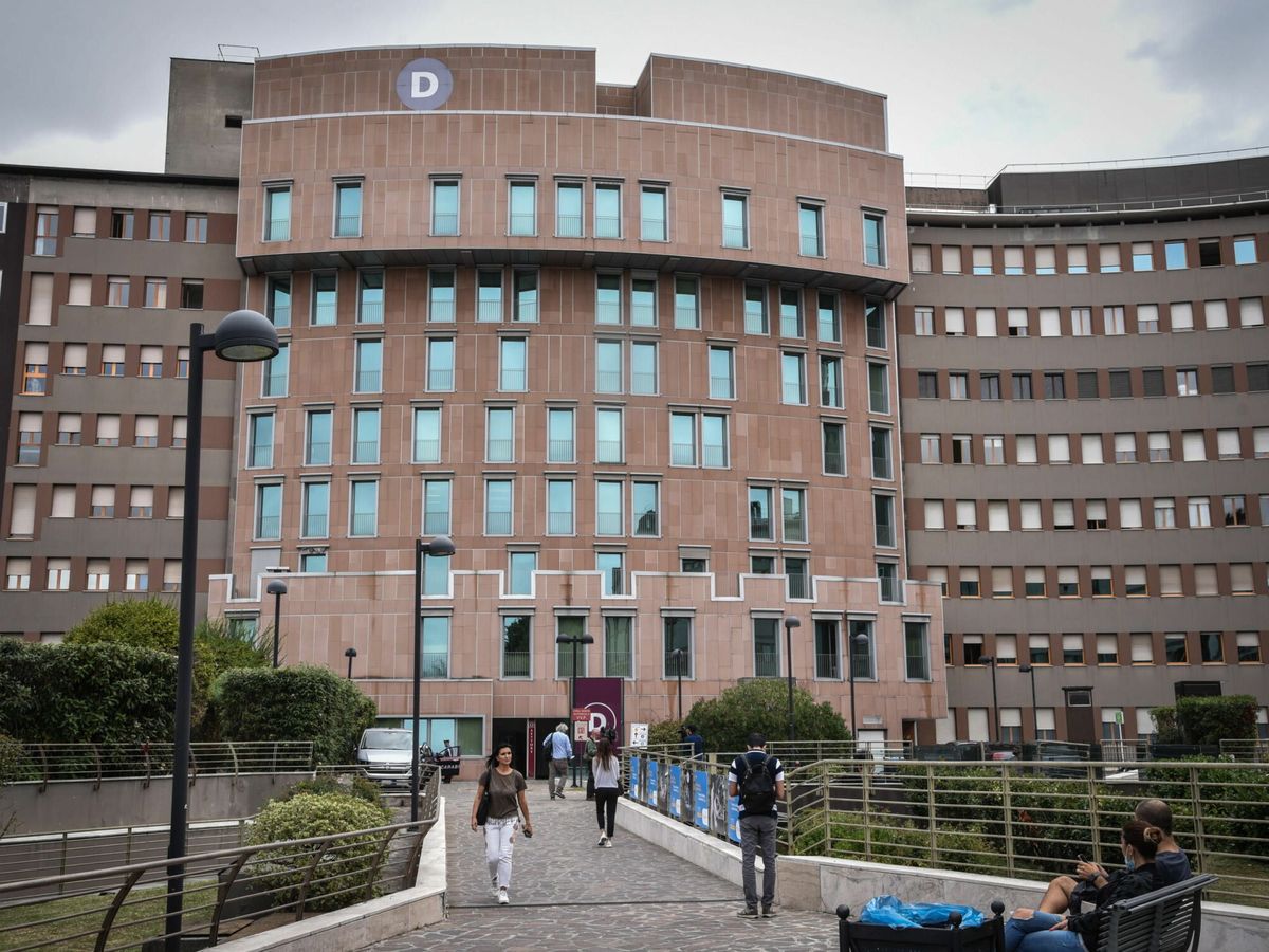 Foto: El hospital San Raffaele de Milán, donde estuvo ingresado Silvio Berlusconi (EFE EPA/Matteo Corner)