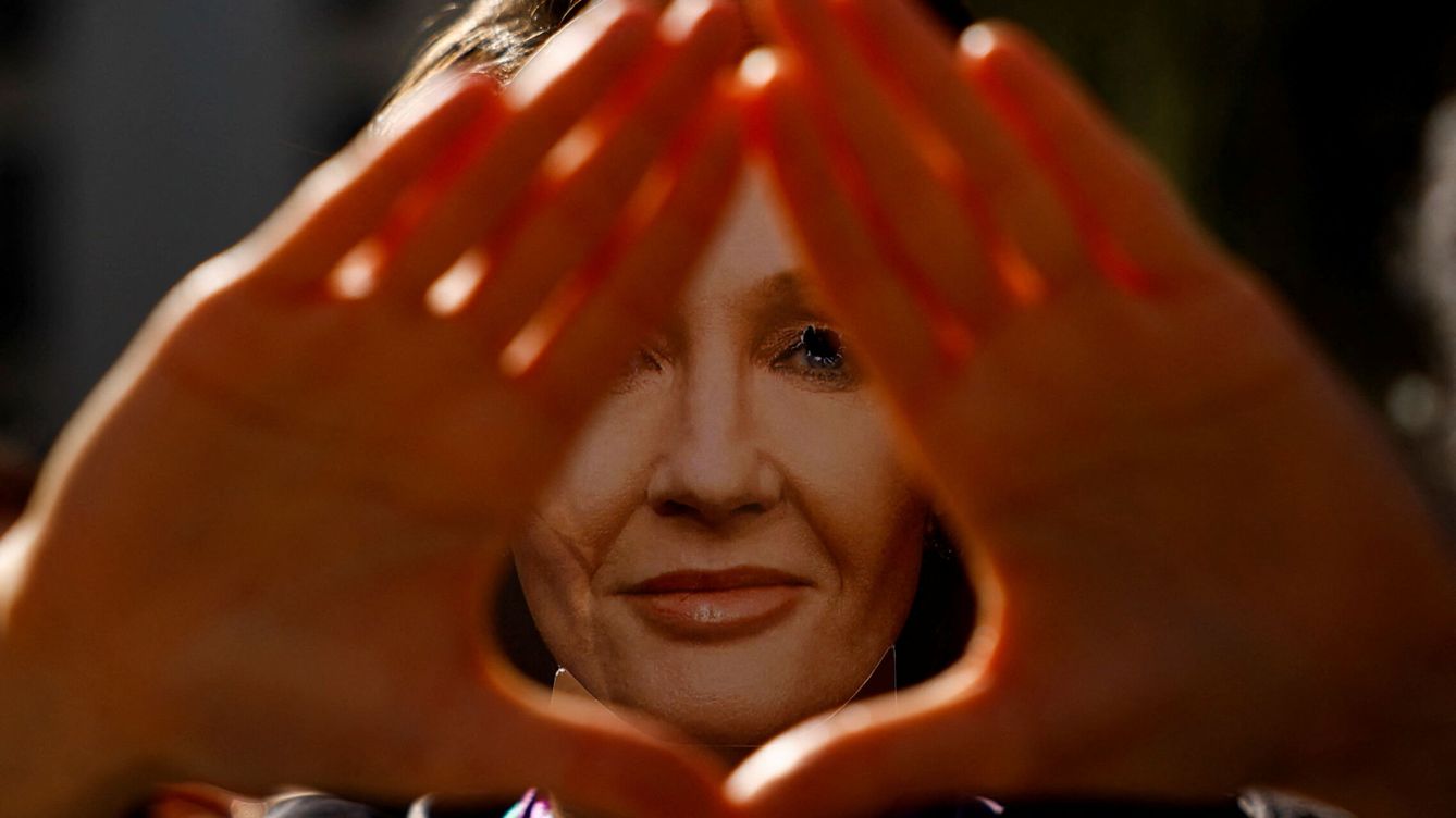 Foto: Una mujer con una máscara de la escritora J.K. Rowling protesta contra la aprobación definitiva de una ley que facilitará que las personas se autoidentifiquen como transexuales. (Reuters / Susana Vera)