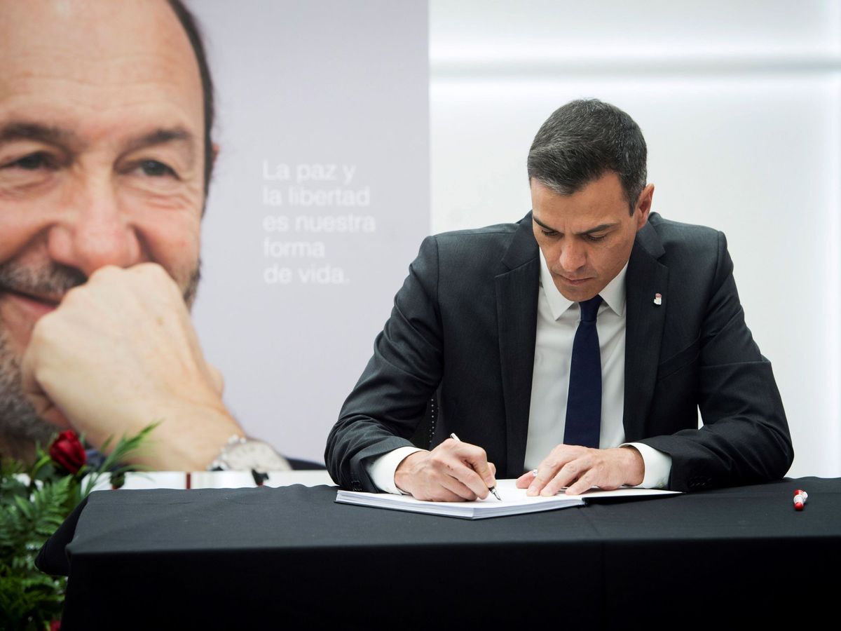Foto: Sánchez firma el libro de condolencias por el fallecimiento de Rubalcaba. (EFE)