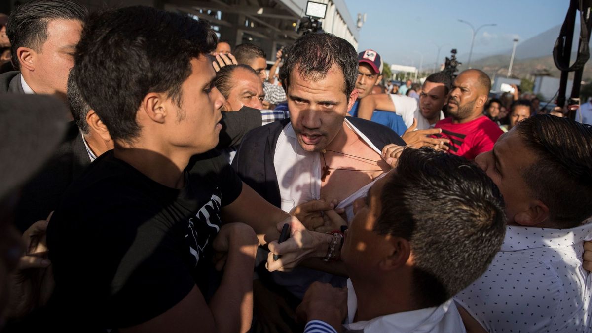 Guaidó es agredido por una muchedumbre chavista tras aterrizar en Venezuela