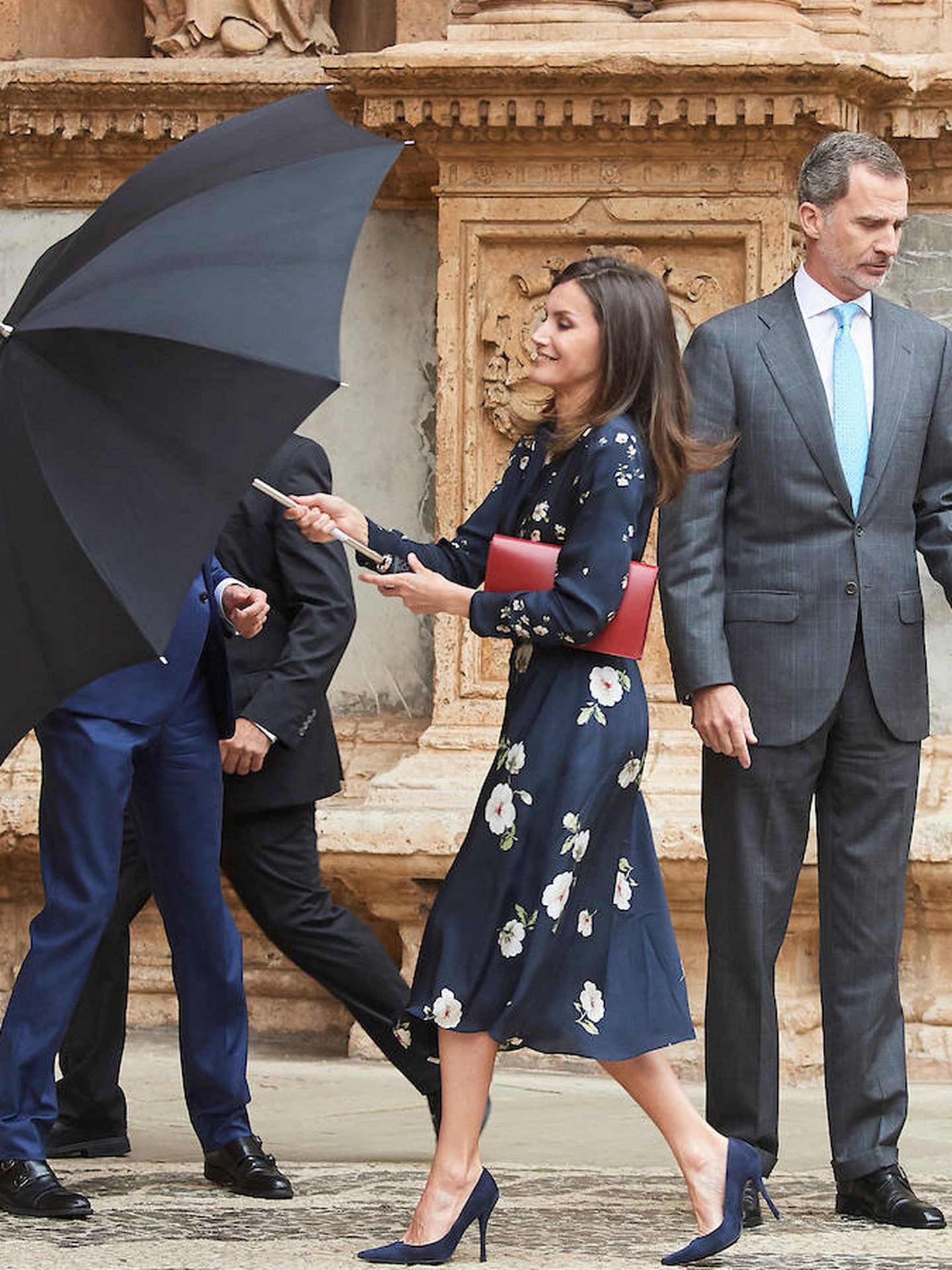 La Reina abre el paraguas para resguardarse de la lluvia. (Limited Pictures)