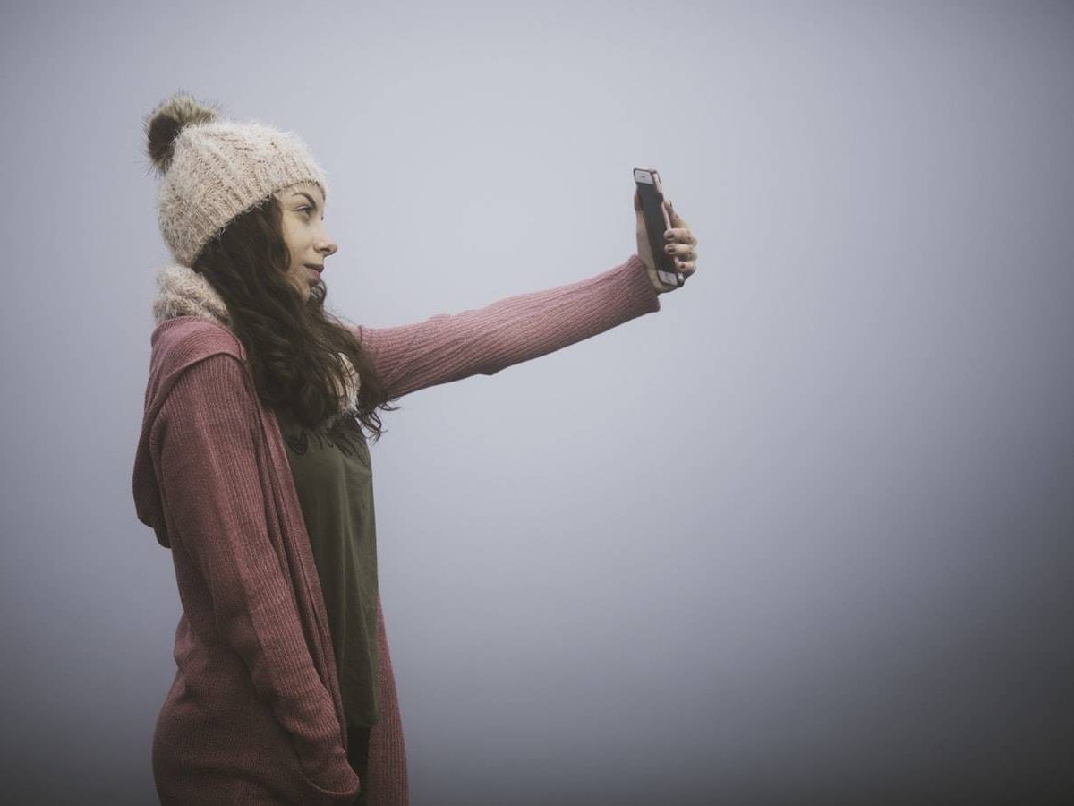 Foto: Una mujer haciéndose un 'selfie'. (Foto: Unsplash)