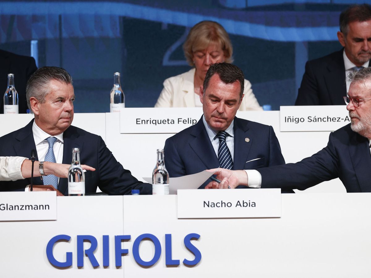 Foto: El consejero delegado de Grifols, Nacho Abia, entre el presidente Thomas Glanzmann y el consejero Tomás Dagà (EFE).–